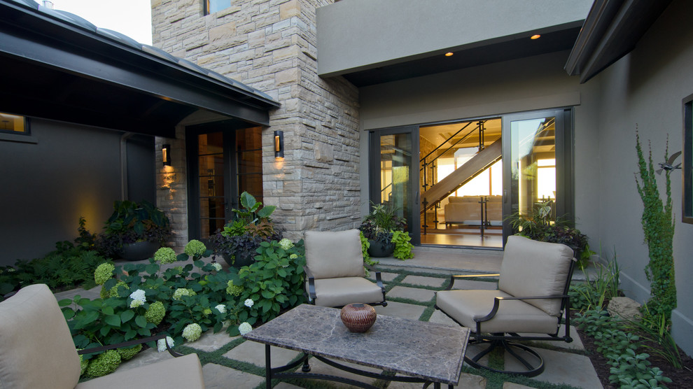 Diseño de patio clásico de tamaño medio en patio con adoquines de piedra natural