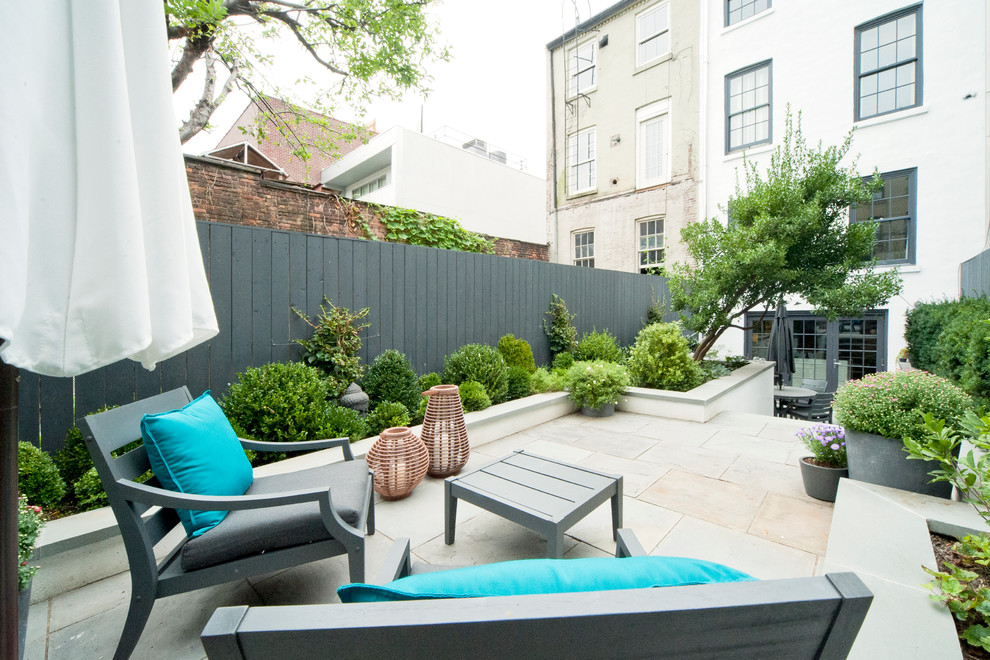 Modelo de patio clásico renovado grande sin cubierta en patio trasero con suelo de baldosas