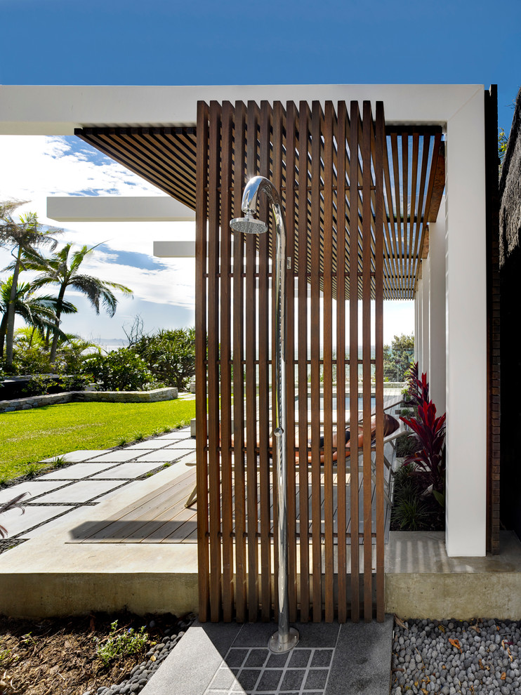 Mittelgroßer, Unbedeckter Moderner Patio hinter dem Haus mit Gartendusche in Gold Coast - Tweed