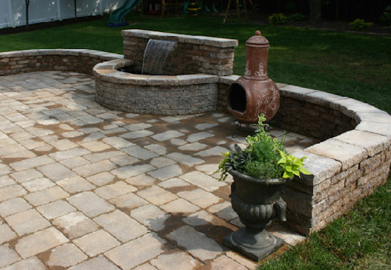 Example of a mid-sized island style courtyard patio fountain design in Philadelphia