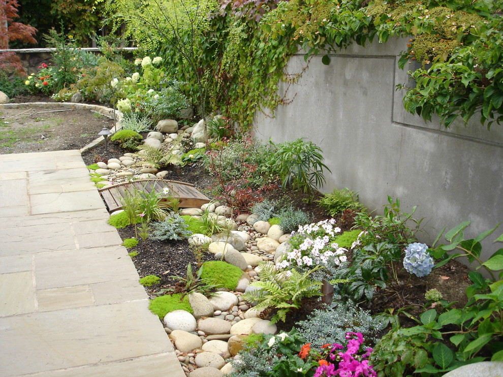 Идея дизайна: участок и сад среднего размера на заднем дворе в современном стиле с мощением тротуарной плиткой