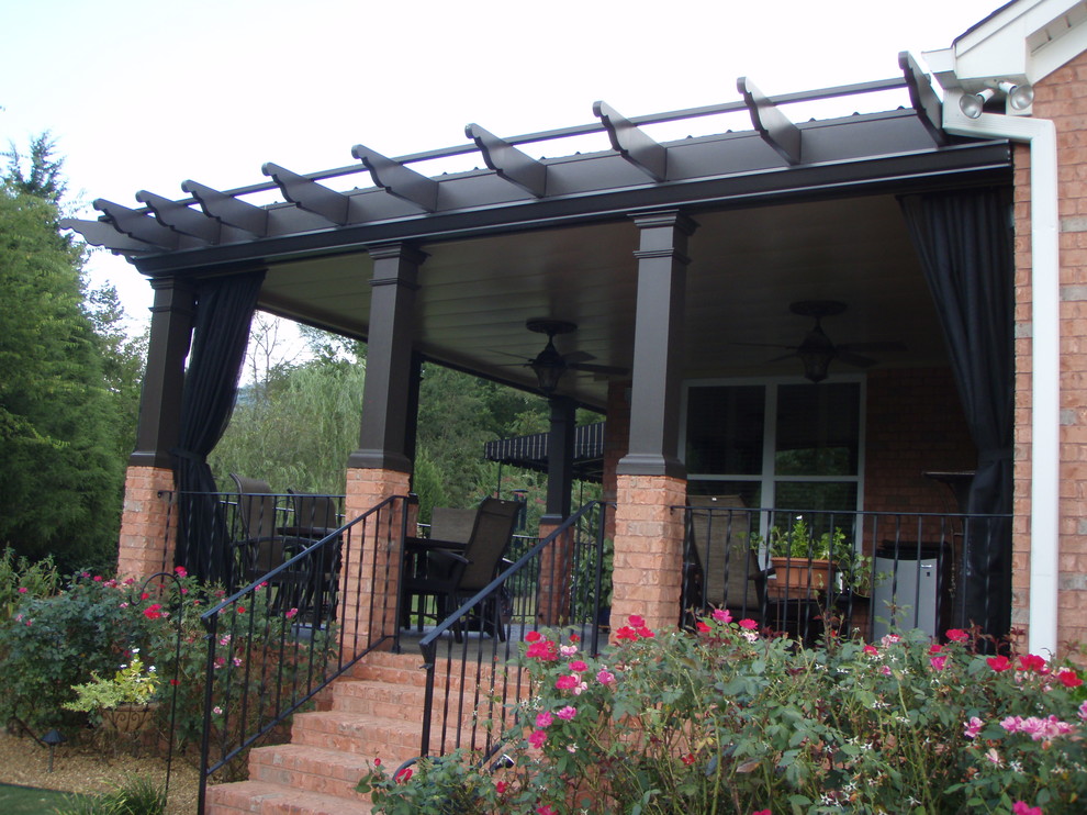 Idées déco pour une terrasse arrière moderne de taille moyenne avec une cuisine d'été, des pavés en brique et une extension de toiture.
