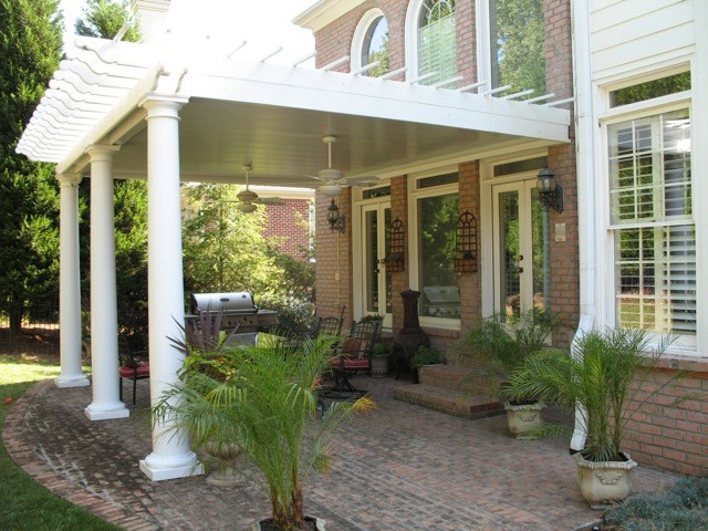 На фото: двор среднего размера на заднем дворе в стиле модернизм с мощением клинкерной брусчаткой, навесом и летней кухней с