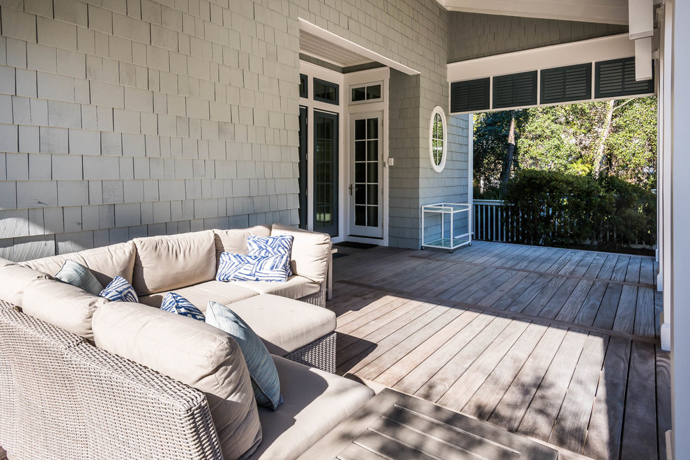 Cette image montre une terrasse style shabby chic avec une cour et une extension de toiture.