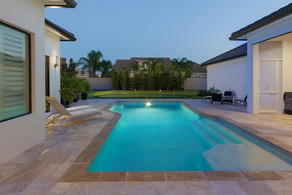 Ispirazione per una piscina minimalista di medie dimensioni e dietro casa con piastrelle