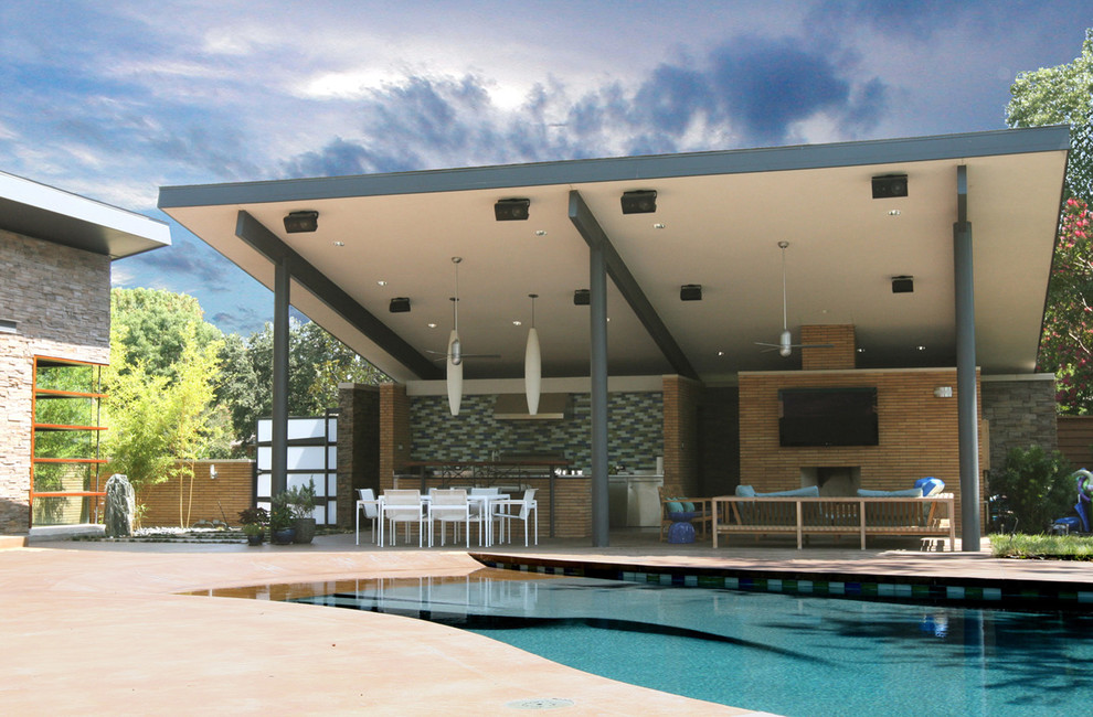 Cette image montre une terrasse design avec un gazebo ou pavillon et une cuisine d'été.