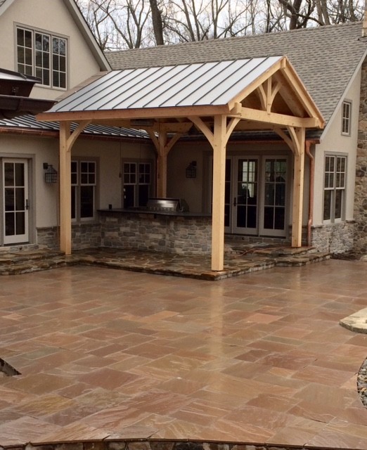 Imagen de patio tradicional grande en patio trasero con cocina exterior, adoquines de piedra natural y pérgola
