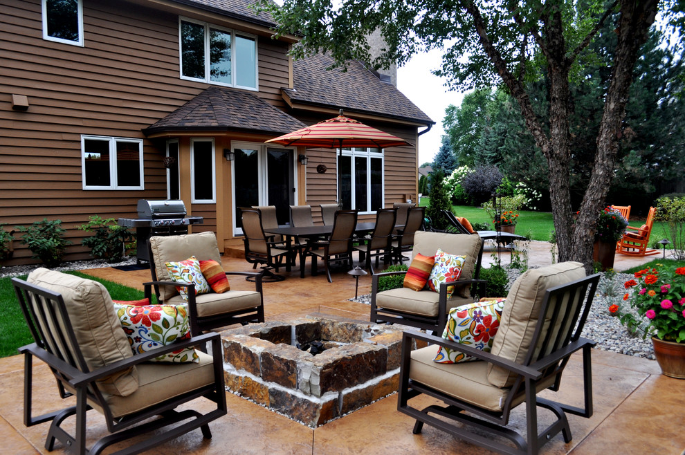 Foto de patio contemporáneo de tamaño medio sin cubierta en patio trasero con brasero y suelo de hormigón estampado