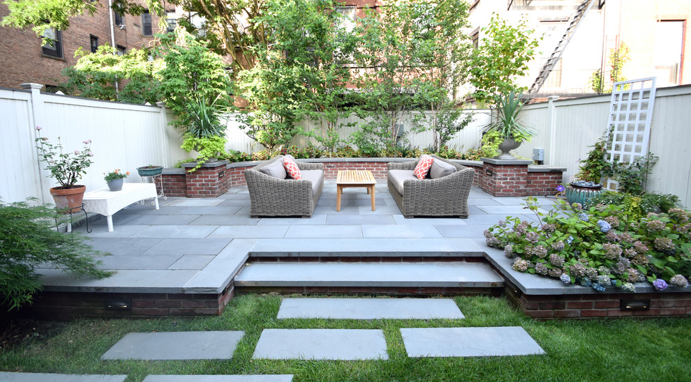 Diseño de patio minimalista grande sin cubierta en patio trasero con jardín de macetas y adoquines de hormigón