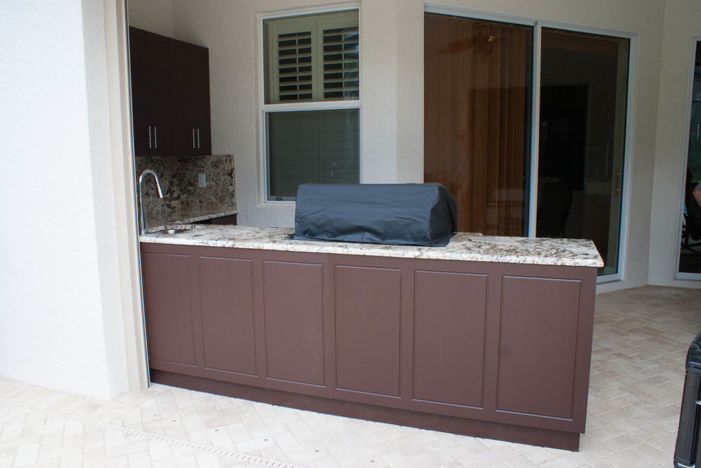 Patio kitchen - modern patio kitchen idea in Miami