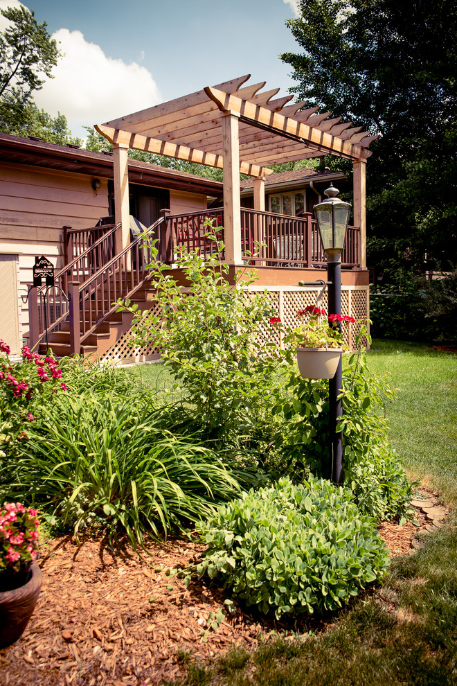 Ispirazione per un patio o portico classico di medie dimensioni e in cortile con pedane e una pergola