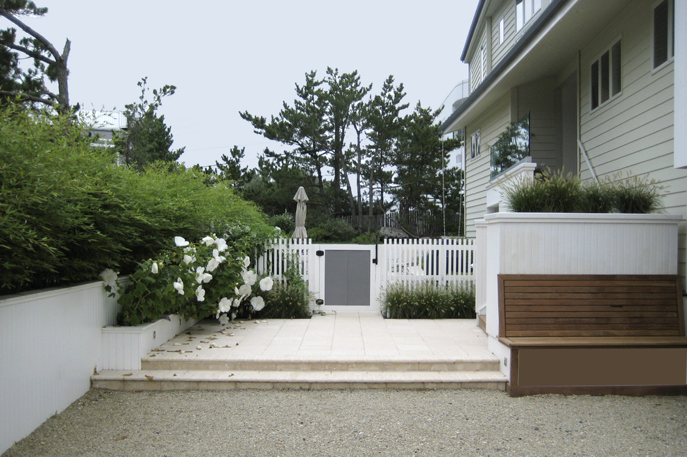 Cette image montre une terrasse design avec aucune couverture.