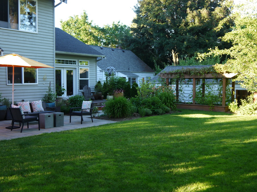 Стильный дизайн: двор среднего размера на заднем дворе в классическом стиле с мощением тротуарной плиткой без защиты от солнца - последний тренд