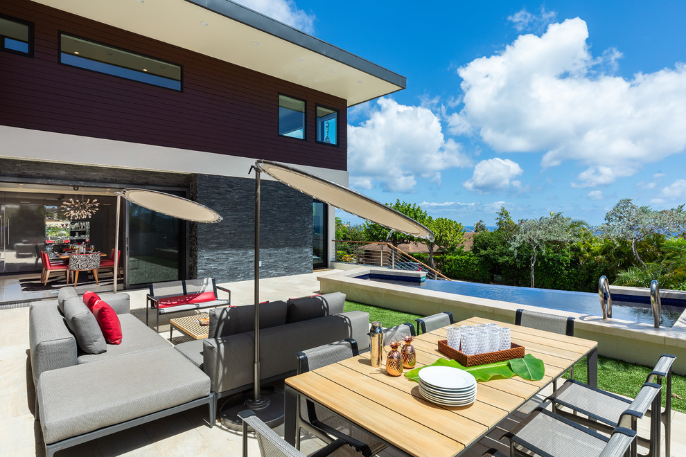 Источник вдохновения для домашнего уюта: большой двор на заднем дворе в стиле модернизм с покрытием из плитки без защиты от солнца