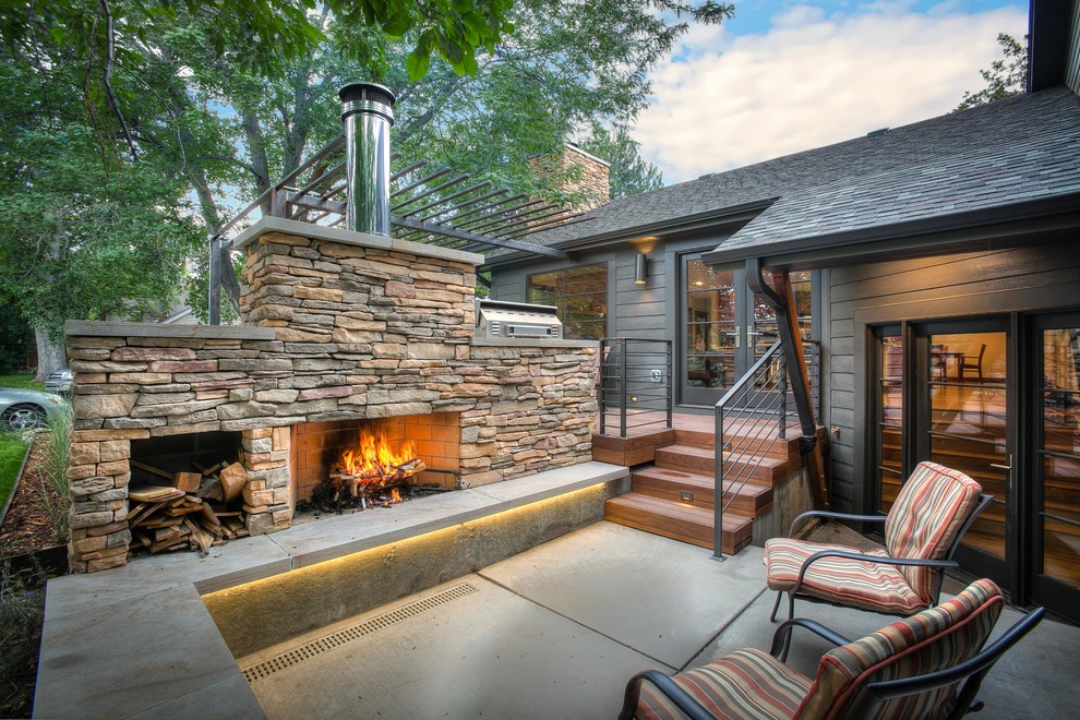 Mittelgroße Urige Pergola hinter dem Haus mit Outdoor-Küche und Betonplatten in Denver