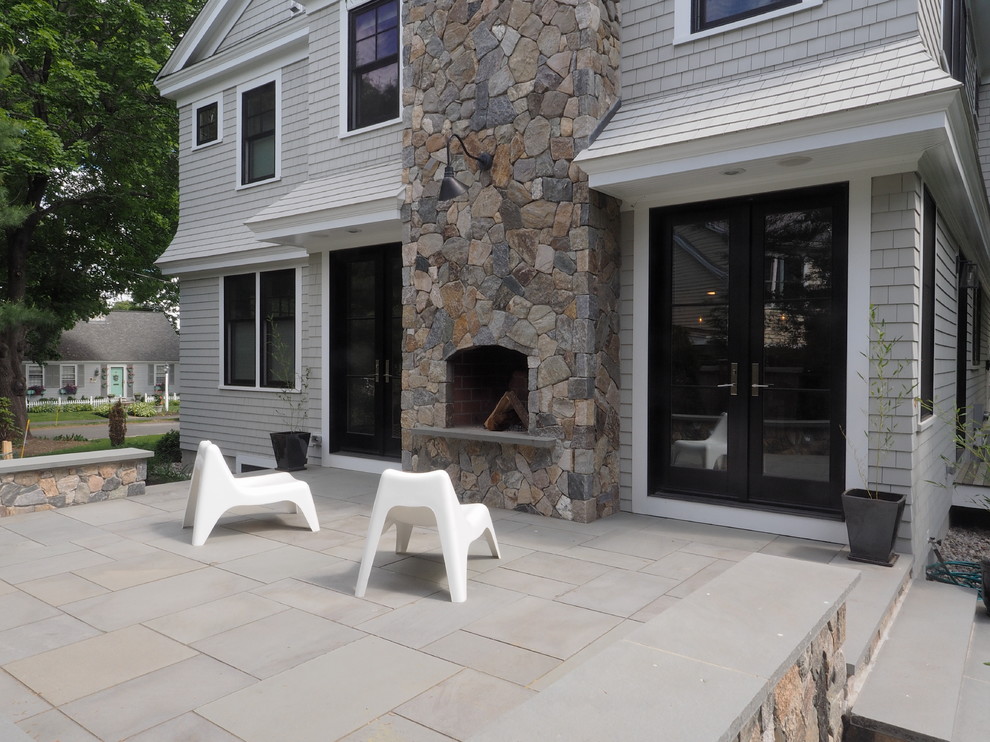 Стильный дизайн: маленький двор на боковом дворе в классическом стиле с покрытием из каменной брусчатки без защиты от солнца для на участке и в саду - последний тренд