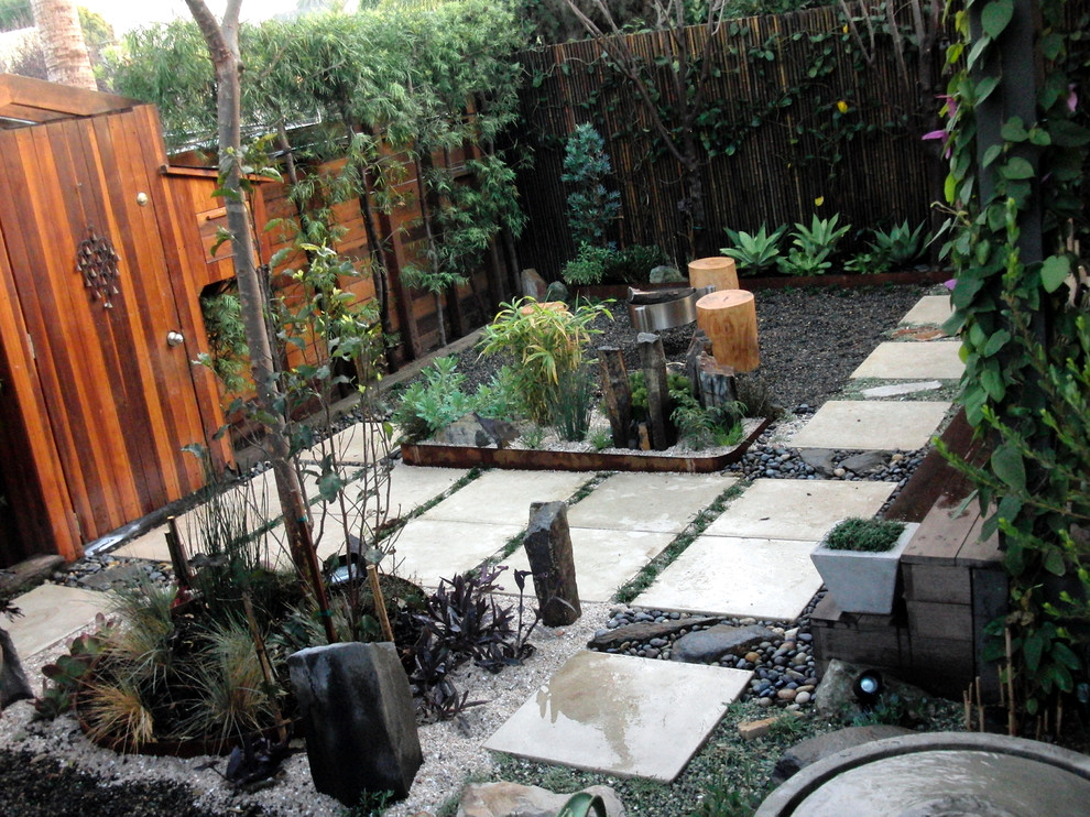 Пример оригинального дизайна: маленький двор на переднем дворе в стиле фьюжн с фонтаном и мощением тротуарной плиткой без защиты от солнца для на участке и в саду