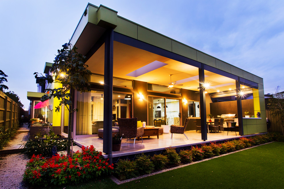 Стильный дизайн: двор среднего размера на заднем дворе в современном стиле с навесом и покрытием из бетонных плит - последний тренд