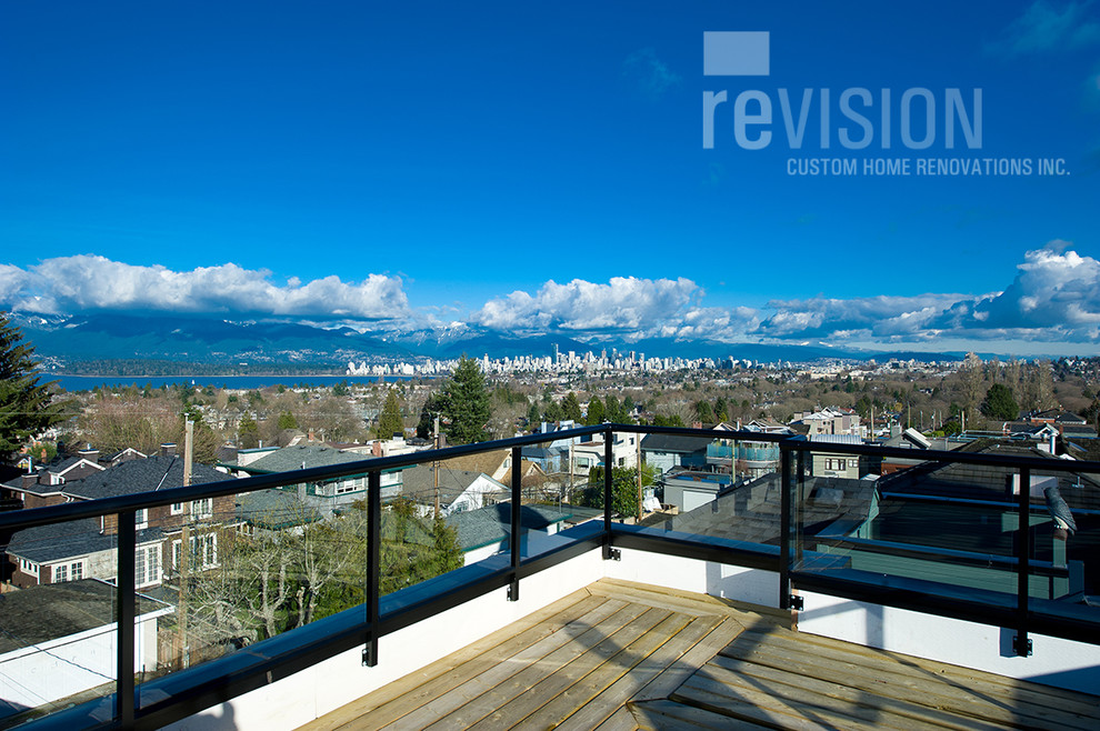 Example of a minimalist patio design in Vancouver