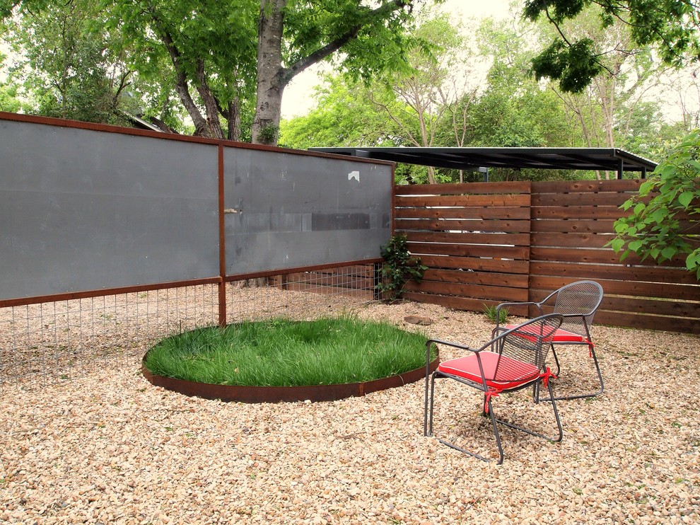 Modelo de patio bohemio sin cubierta en patio trasero con gravilla
