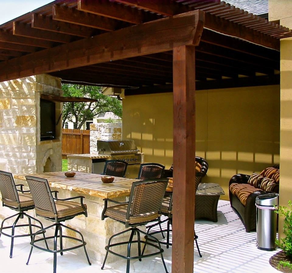 Esempio di un grande patio o portico stile rurale dietro casa con pavimentazioni in pietra naturale e una pergola