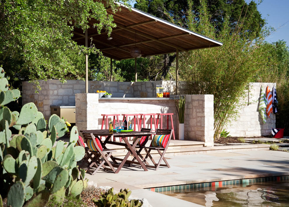 Стильный дизайн: двор на заднем дворе в современном стиле с летней кухней - последний тренд