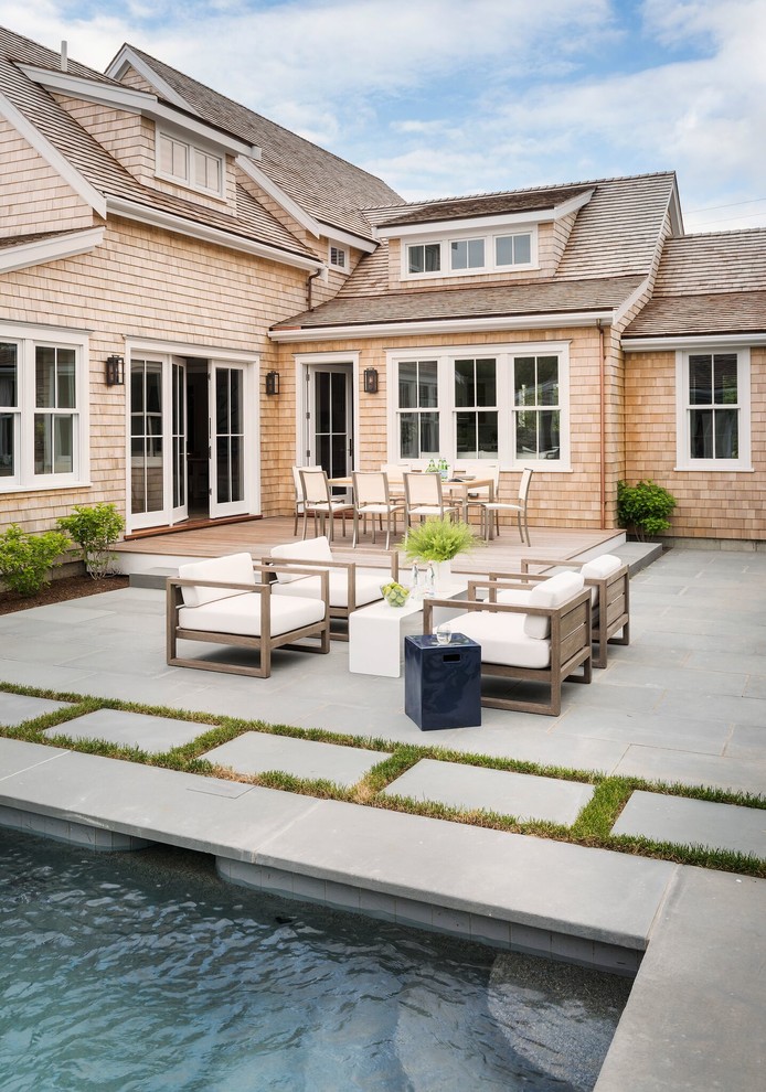 Идея дизайна: большой двор на заднем дворе в морском стиле с мощением тротуарной плиткой без защиты от солнца