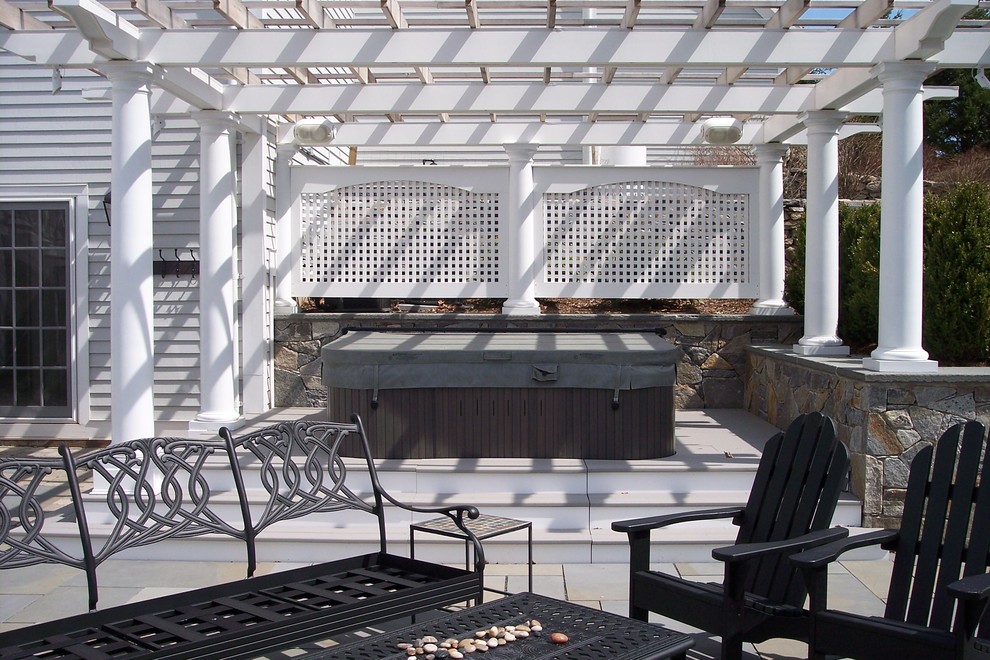 Immagine di un grande patio o portico chic dietro casa con piastrelle e una pergola