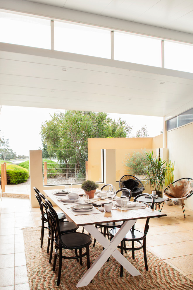 Ejemplo de patio contemporáneo de tamaño medio en patio trasero con cocina exterior, suelo de baldosas y toldo