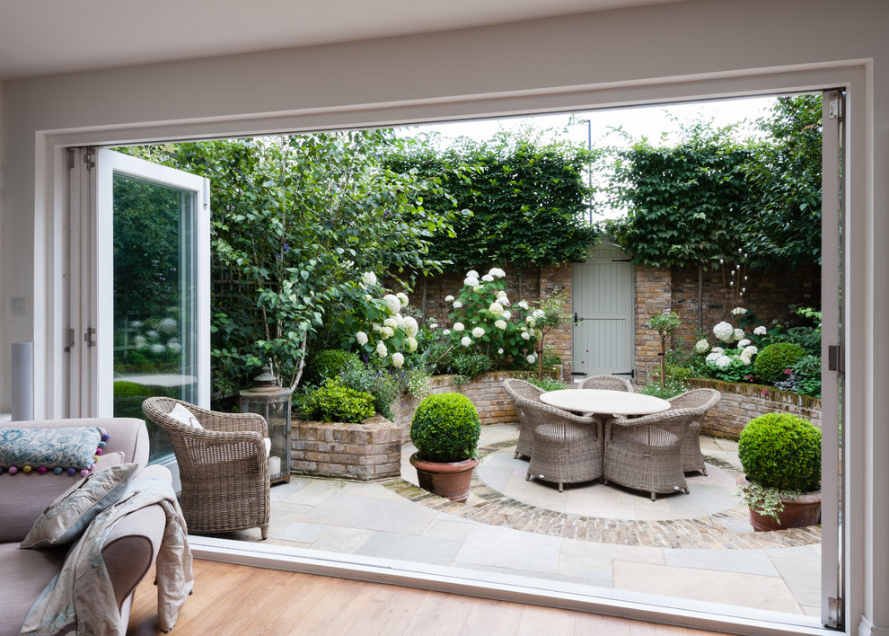 Идея дизайна: маленький двор на внутреннем дворе в классическом стиле с мощением клинкерной брусчаткой для на участке и в саду