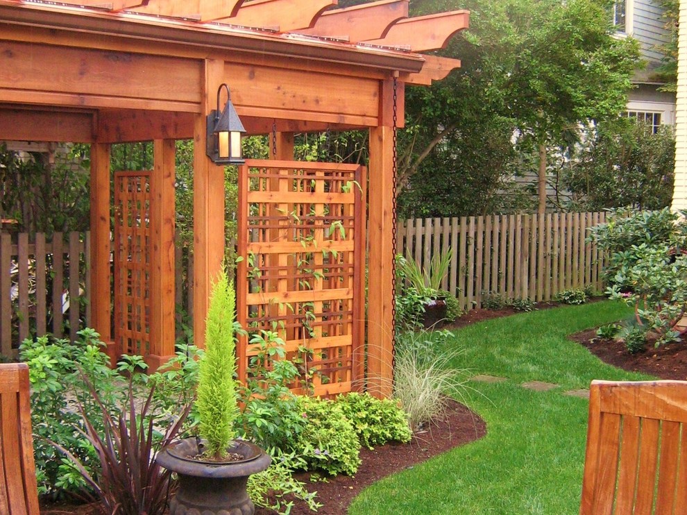 Modelo de patio clásico renovado grande en patio lateral con adoquines de ladrillo y pérgola
