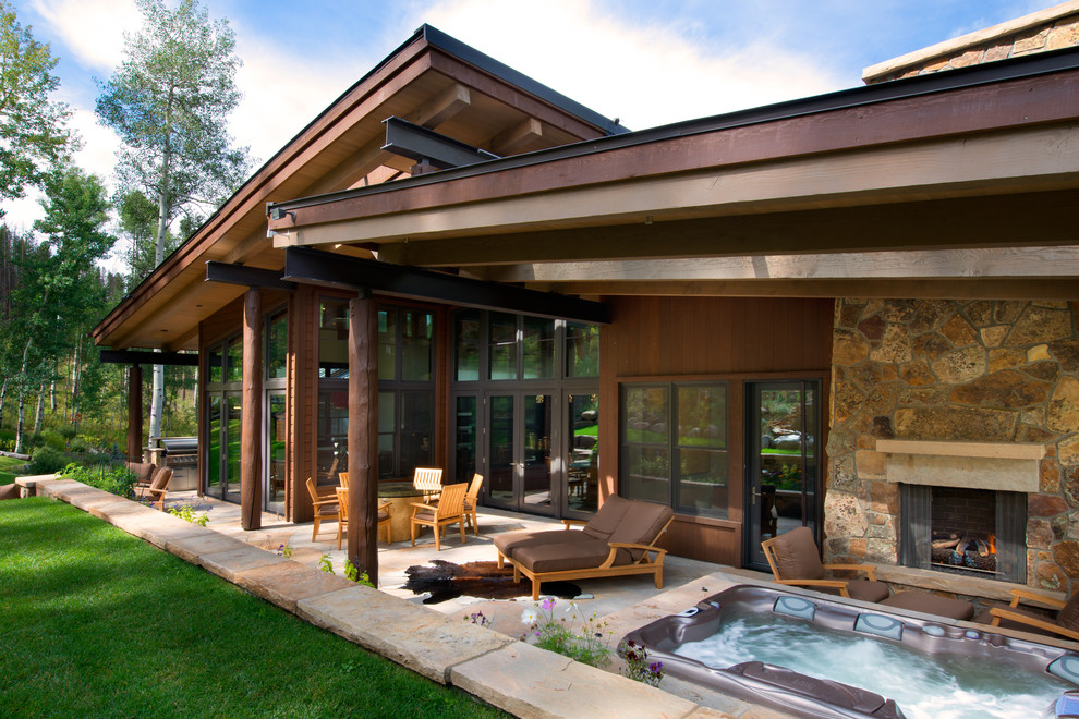 Стильный дизайн: большой двор на заднем дворе в современном стиле с покрытием из каменной брусчатки и навесом - последний тренд