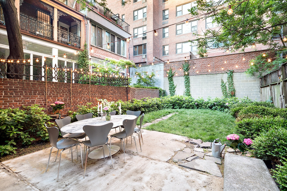 Свежая идея для дизайна: двор в классическом стиле с покрытием из бетонных плит без защиты от солнца - отличное фото интерьера