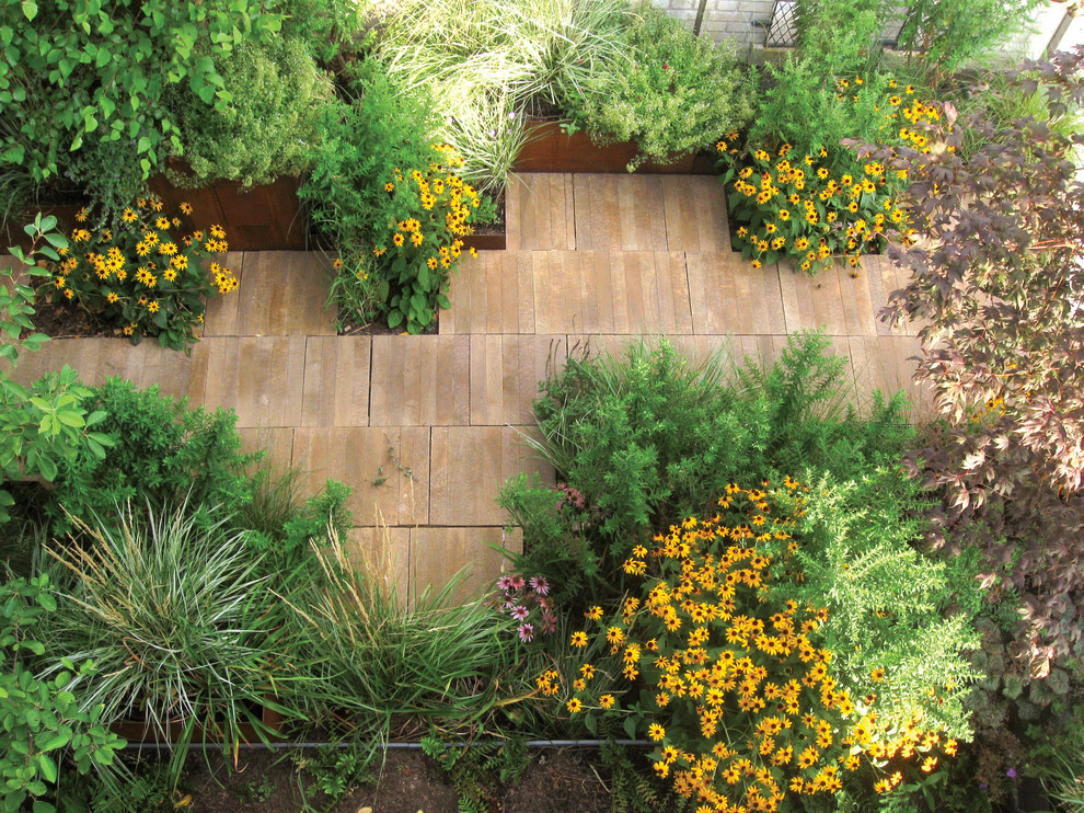 Idées déco pour un mur végétal de terrasse contemporain de taille moyenne avec du carrelage et aucune couverture.