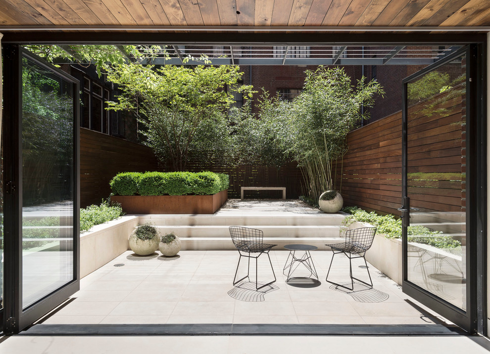 Mittelgroßer, Unbedeckter Moderner Patio hinter dem Haus mit Kübelpflanzen in New York