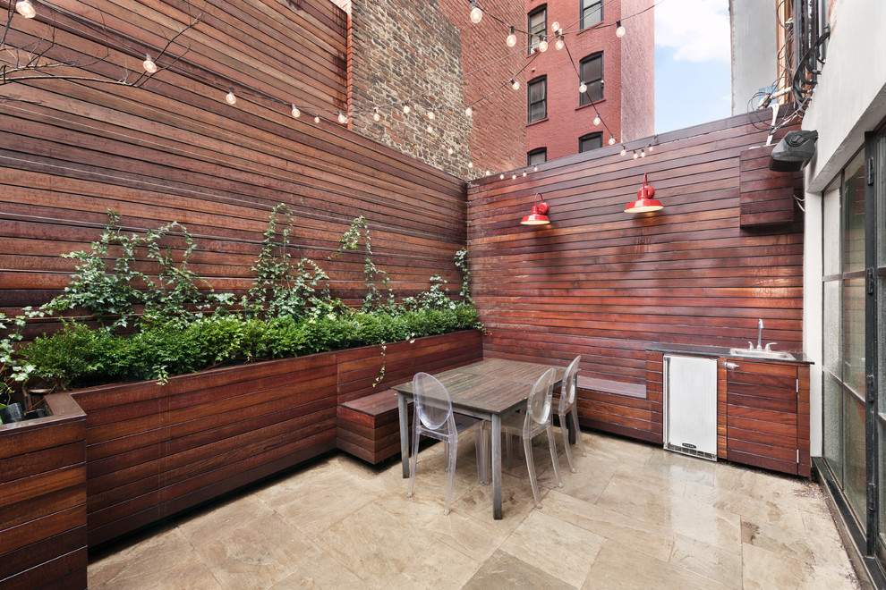 Стильный дизайн: двор среднего размера в стиле неоклассика (современная классика) с летней кухней без защиты от солнца - последний тренд