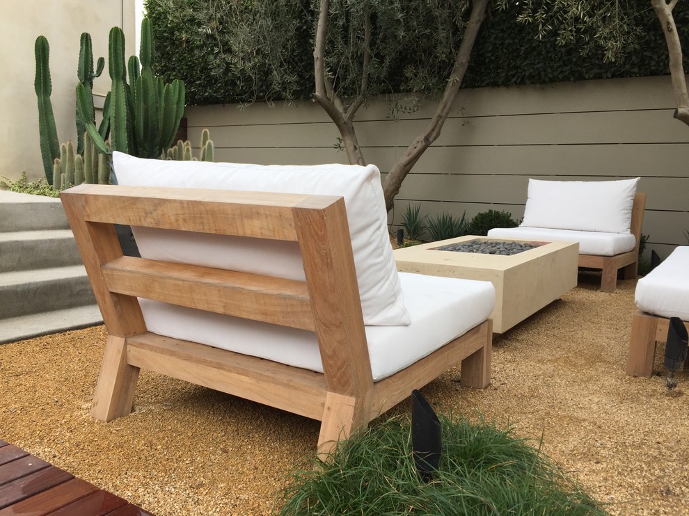 Modelo de patio minimalista de tamaño medio sin cubierta en patio trasero con brasero y granito descompuesto