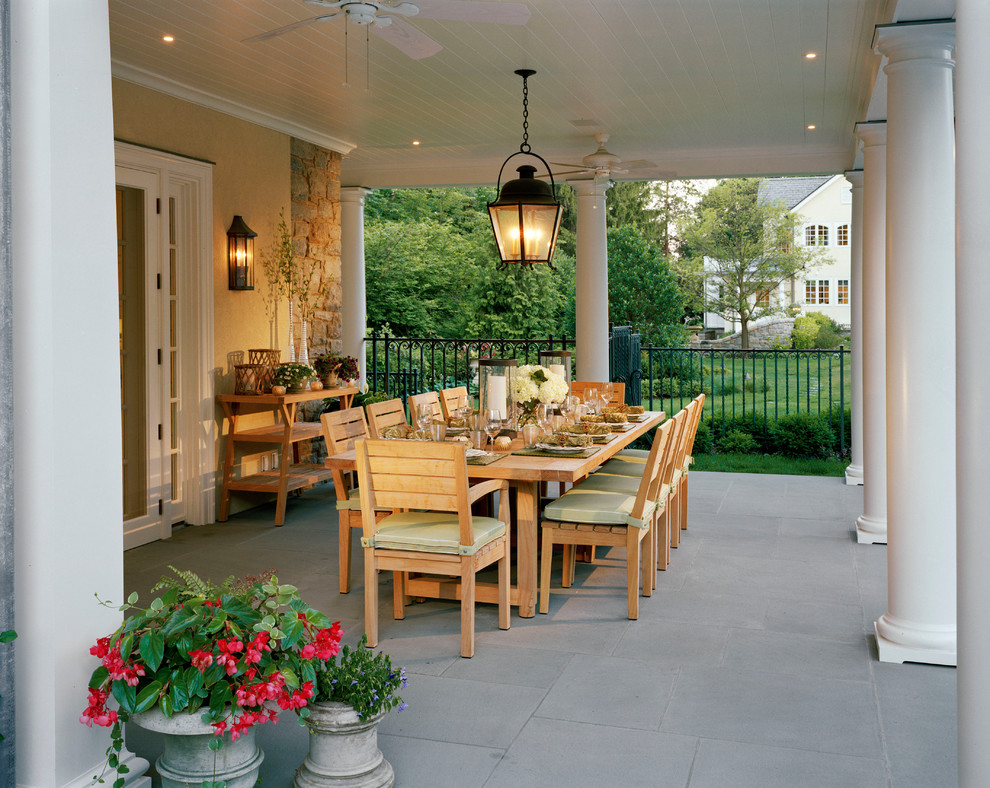 Пример оригинального дизайна: двор среднего размера на заднем дворе в классическом стиле с навесом и мощением тротуарной плиткой