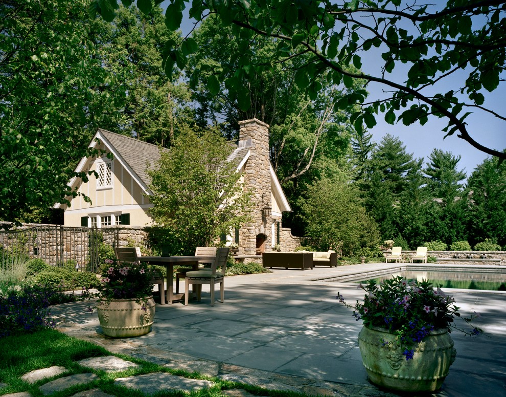 Modelo de patio tradicional grande sin cubierta en patio trasero con adoquines de piedra natural