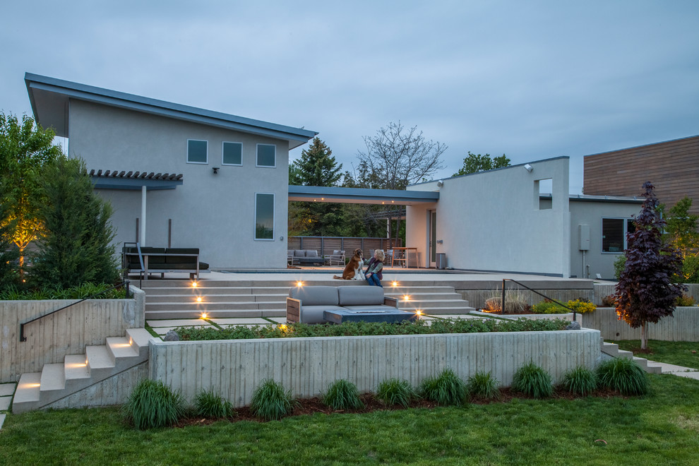 Пример оригинального дизайна: большой двор на заднем дворе в стиле модернизм с местом для костра и мощением тротуарной плиткой без защиты от солнца