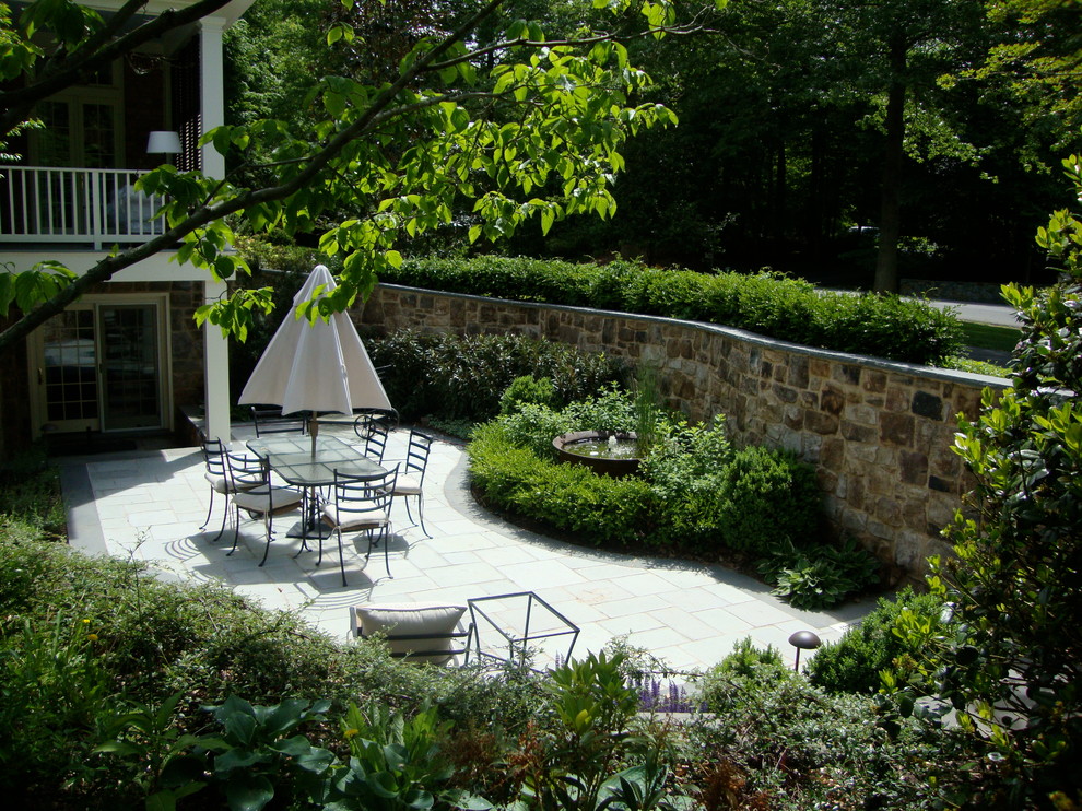 Modelo de patio clásico de tamaño medio en patio trasero con adoquines de piedra natural
