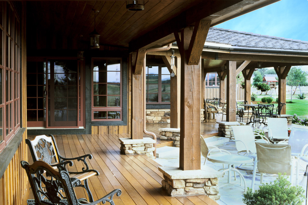 Idee per un patio o portico classico di medie dimensioni e dietro casa con pedane e un tetto a sbalzo