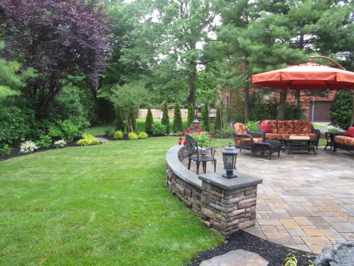 Источник вдохновения для домашнего уюта: большой двор на заднем дворе в классическом стиле с фонтаном и мощением тротуарной плиткой