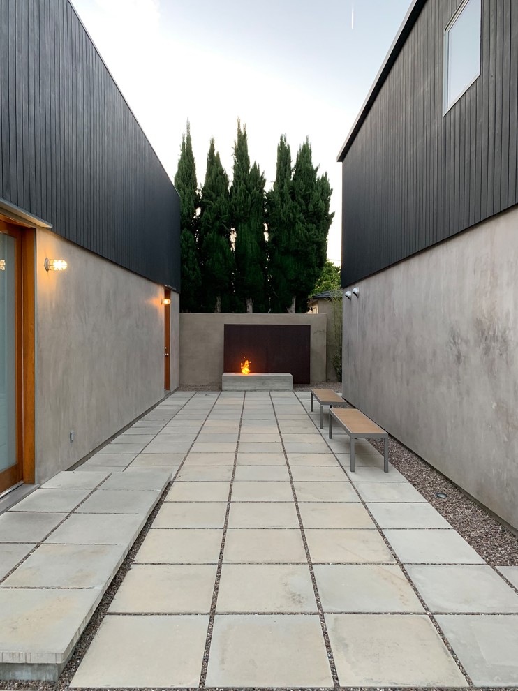 Diseño de patio moderno pequeño sin cubierta en patio con brasero y adoquines de hormigón