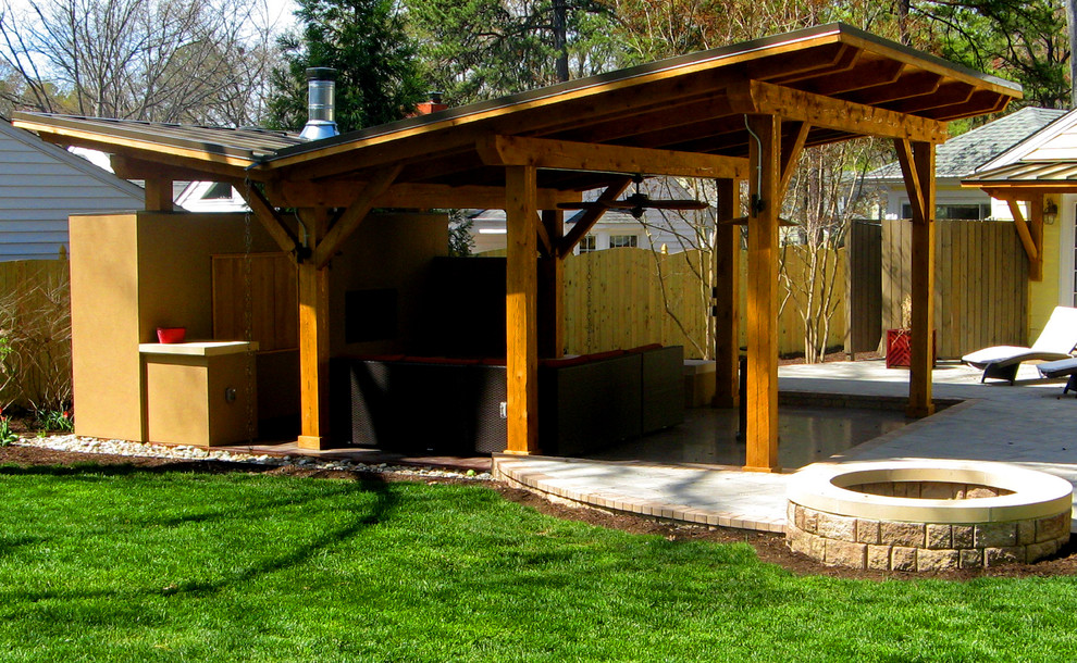 Foto di un patio o portico rustico di medie dimensioni e dietro casa con un focolare, un gazebo o capanno e pavimentazioni in pietra naturale