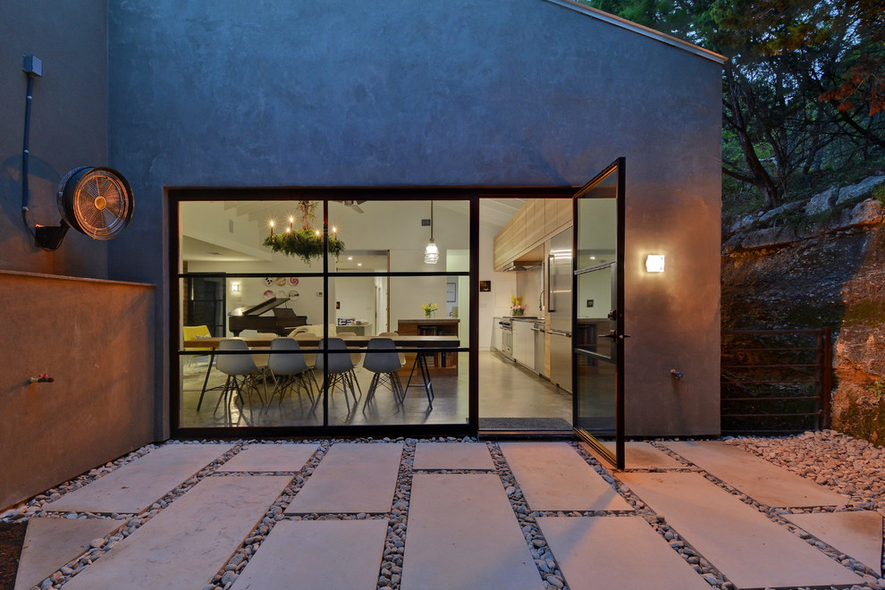 Esempio di un patio o portico bohémian di medie dimensioni e dietro casa con pavimentazioni in cemento e nessuna copertura