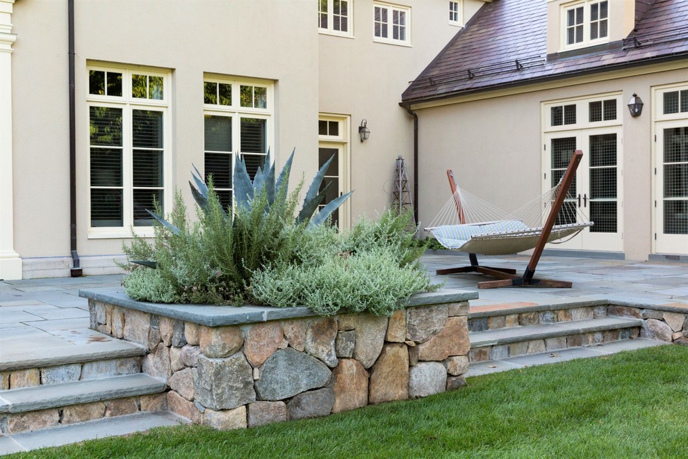 Источник вдохновения для домашнего уюта: большой двор на заднем дворе в классическом стиле с покрытием из каменной брусчатки