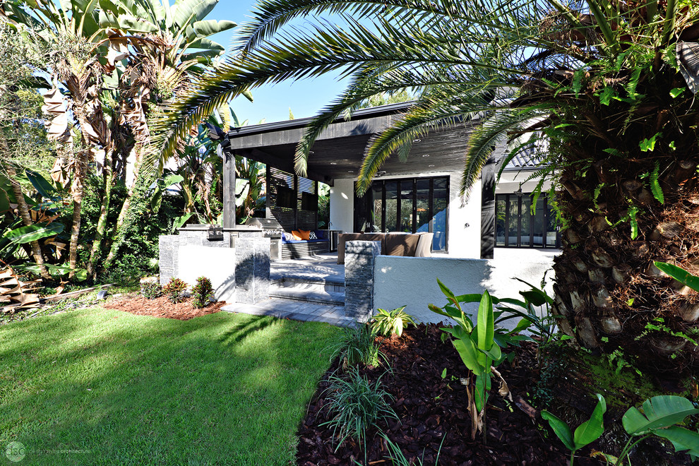 Große Moderne Pergola hinter dem Haus mit Outdoor-Küche und Pflastersteinen in Tampa