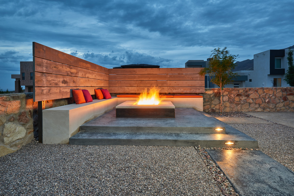 Kleiner, Unbedeckter Moderner Patio hinter dem Haus mit Feuerstelle und Betonplatten in Sonstige