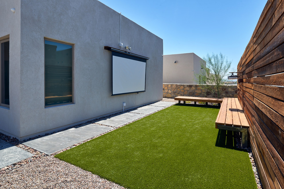 Imagen de patio contemporáneo pequeño sin cubierta en patio trasero con losas de hormigón